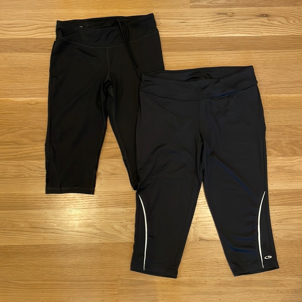 Pair of champion knee-length leggings, size medium